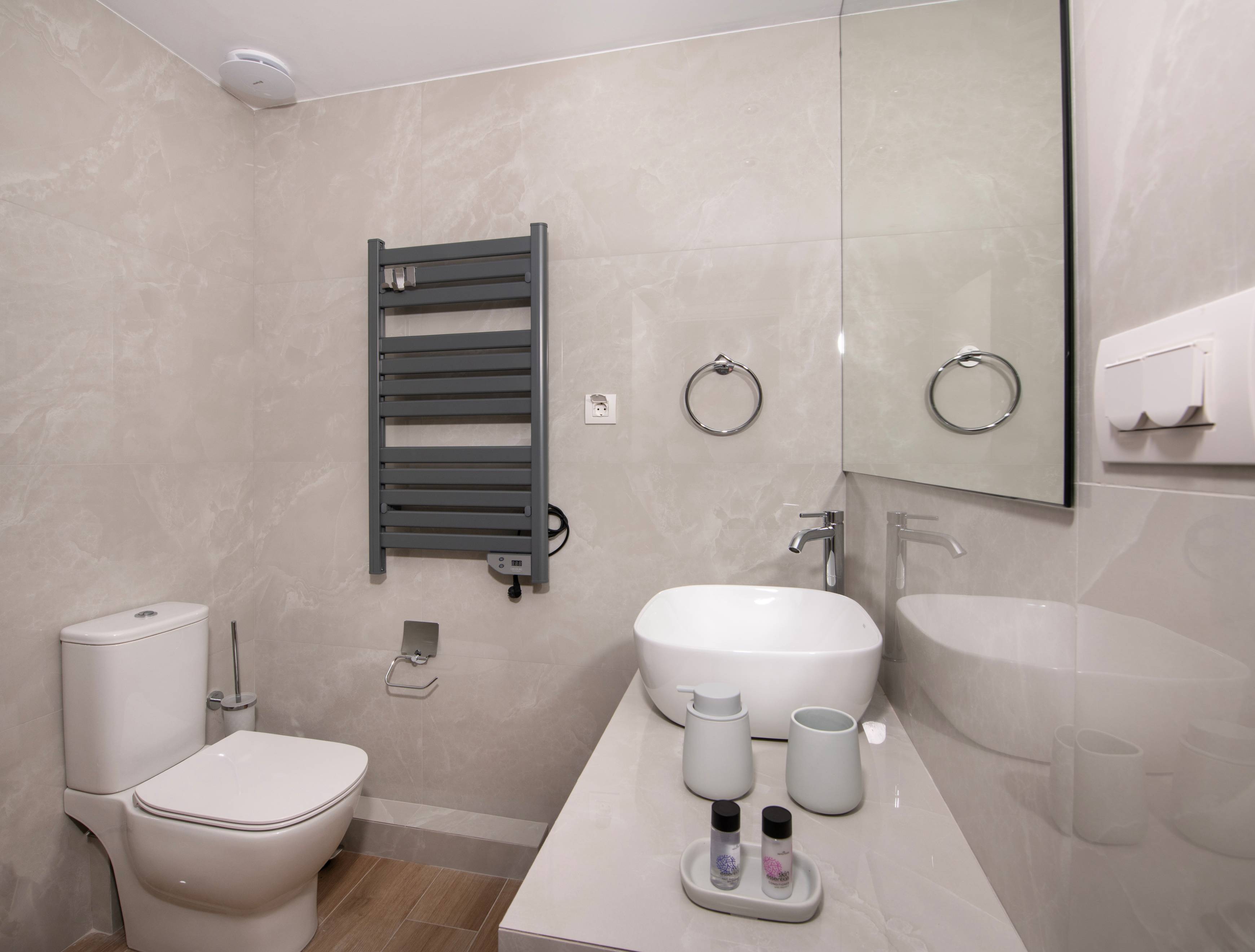 Sea Breeze Apartment Chania - Master Bathroom