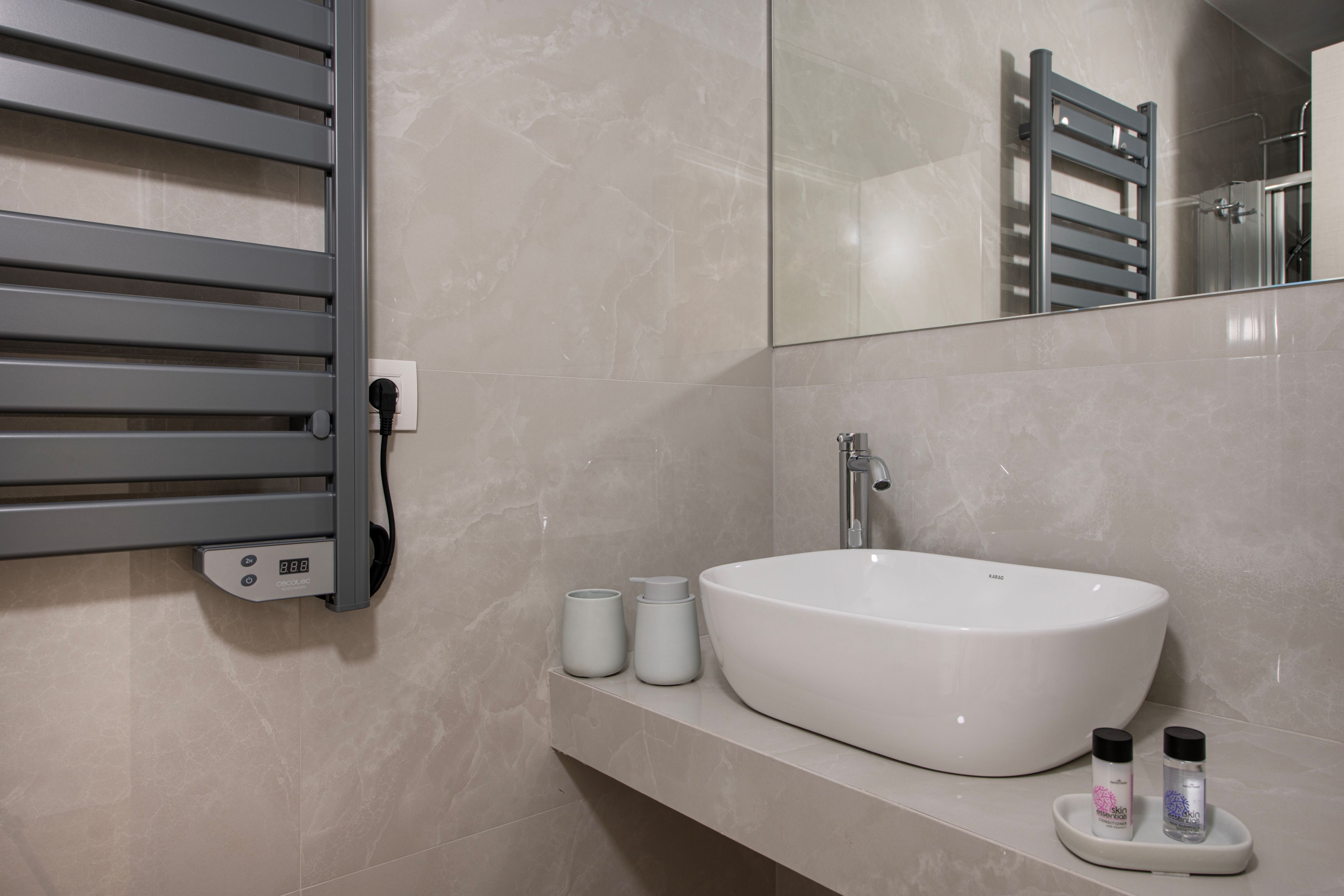 Sea Breeze Apartment Chania - Second full bathroom